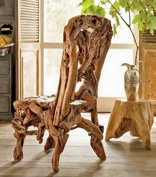 Огромное кресло из элементов дерева и столик из пня.