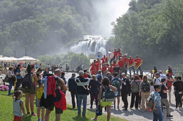 У подножия водопада для туристов устраивают не только фееричное водное шоу, но и организовывают концерты (Cascata delle Marmore, Италия). | Фото: corrieredellumbria.corr.it.