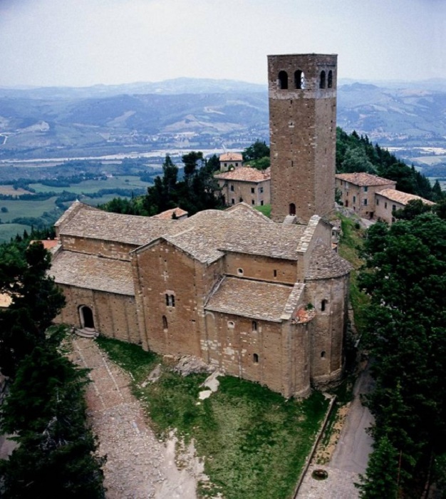 Кафедральный собор построен на месте старой церкви, которую заложили первые монахи, основавшие город (San-Leo fort, Италия). | en.wikipedia.org.