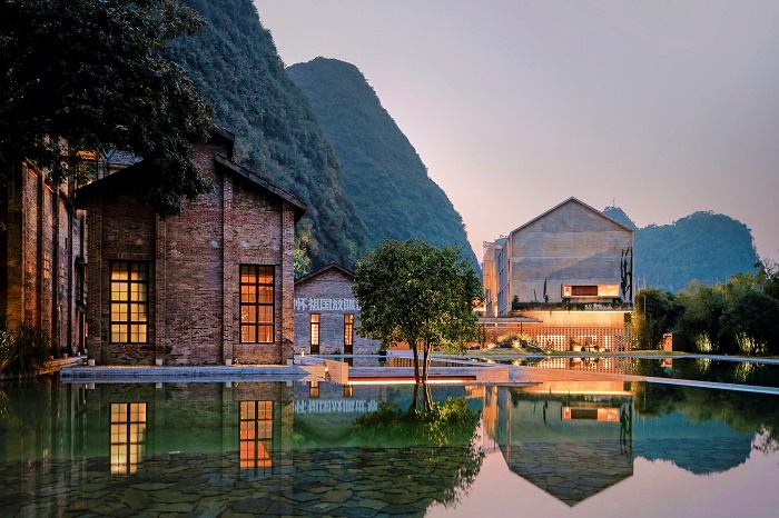Трансформированный сахарный завод превратили в фешенебельный эко-курорт, где можно наслаждаться и красотой природы, и индустриальной эстетикой (Alila Yangshuo, Китай). | Фото: driveontheleft.com.