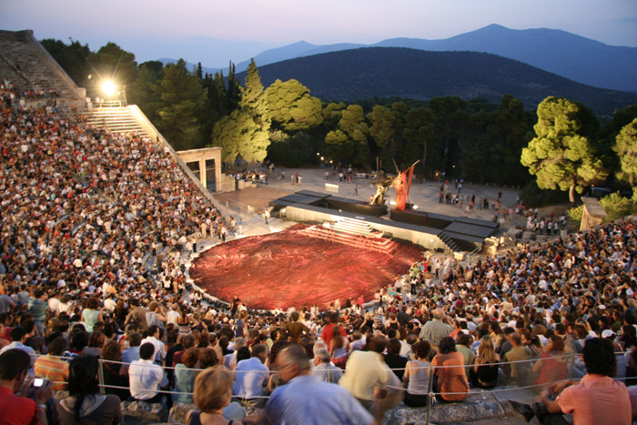 Летом в античном театре проходят, концерты, фестивали и драматические постановки (Эпидавр, Греция). | Фото: zakynthosinformer.com.