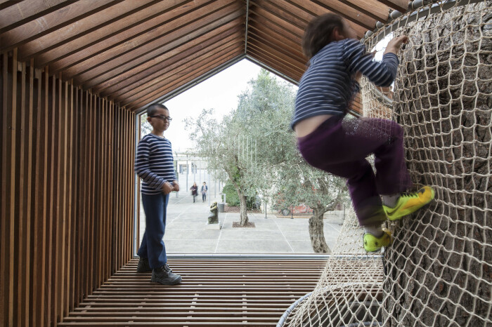Самые активные юные посетители могут полазать по сетке (Israel Museum, Иерусалим). | Фото: plataformaarquitectura.cl.