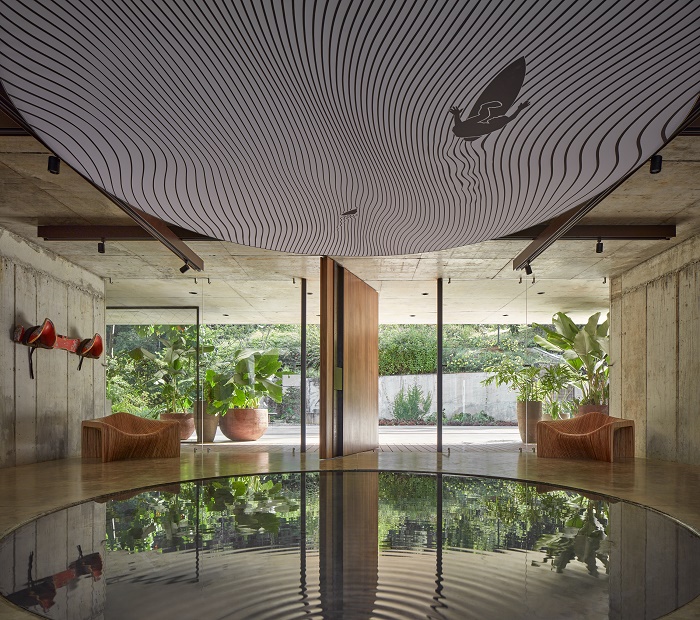В одной из гостиной имеется круглый пруд, в котором отражается не только огромный светильник (Art Villa, Коста-Рика). | Фото: homeitalia.com.