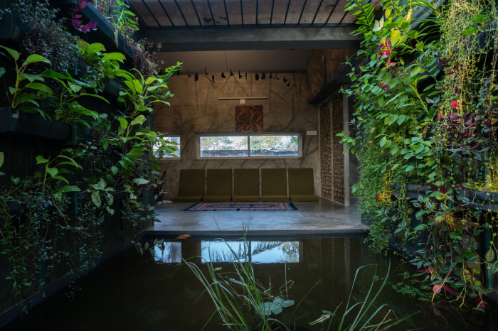 Искусственный пруд во внутреннем дворе способствует комфортному микроклимату (The Artist’s residence, Индия). | Фото: decor.design.