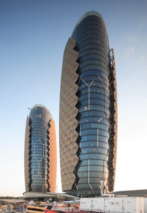 Тропическая жара и пустынные ветры требуют особого подхода к проектированию зданий, что побуждает архитекторов на эксперименты (Al Bahar Towers, Абу-Даби). | Фото: sinapsiarch.blogspot.com.