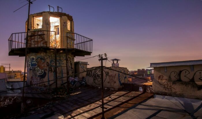 На крышах высотных домов можно увидеть восьмиугольные «пагоды». | Фото: bigpicture.ru.