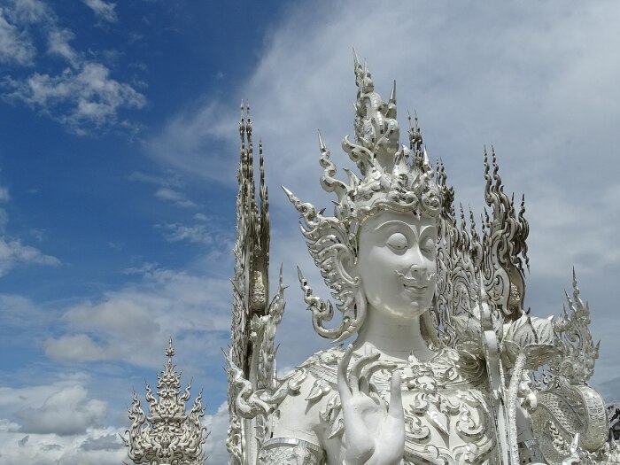 Раху, безмятежный и приветливый, защищает своих последователей от всякого зла (Wat Rong Khun, Таиланд). | Фото: southeastasiabackpacker.com.