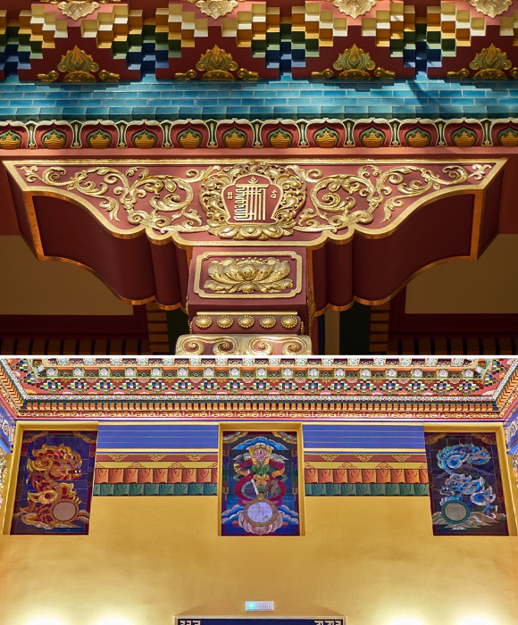 Яркие цвета, лепные узоры, красочные витражи украшают фасад и интерьер тибетского храма-монастыря (Гунзэчойнэй, Санкт-Петербург).