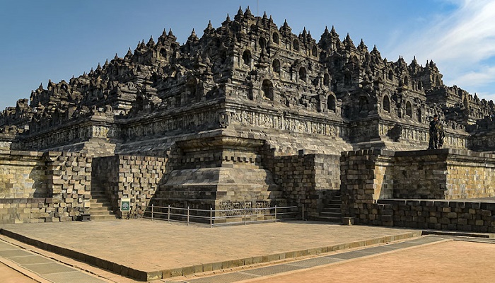 Основание храмового комплекса состоит из цельных каменных блоков, образующих мощный фундамент (Borobudur Temple Complex, о. Ява). | Фото: indonesia-tourism.com.