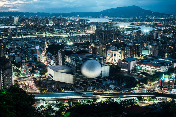 Taipei Performing Arts Center считается самым причудливым зданием Тайбэя (Тайвань). | Фото: worldconstructionnetwork.com.