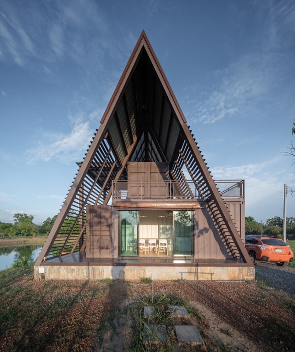 А-образная крыша стала не только эффектным украшением загородного дома, она спасает от ливней и палящих лучей солнца (Container Cabin, Таиланд). | Фото: designboom.com.