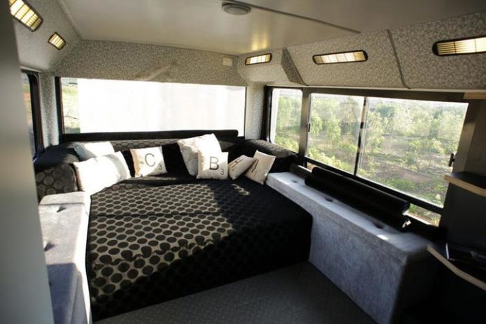В задней части автобуса получилась просторная спальня. | Фото: inhabitat.com.