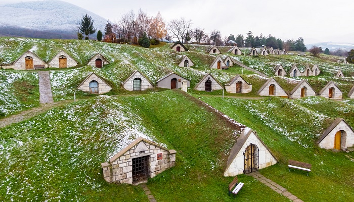 Глубина погребов Gombos Hill варьируется от 10 до 40 метров (Tokaj-Hegyalja, Венгрия). | Фото: sokszinuvidek.24.hu.