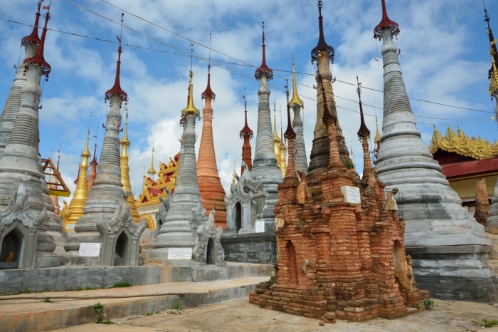 В этой деревни много отреставрированных пагод, правда, не все структуры после этого сохранили аутентичный вид (Деревня Па-О, Мьянма). | Фото: halfhalftravel.com.