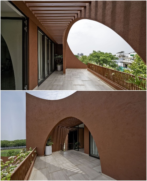 Обилие полузакрытых и открытых террас, обрамленных арочными пролетами и частично накрытыми перголами, обеспечивают желанной прохладой (Mirai House of Arches, Индия).