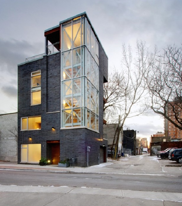 65 «квадратов» свободной земли предприимчивые владельцы и талантливый архитектор использовали наилучшим образом (Торонто, Канада). | Фото: webniusy.com.