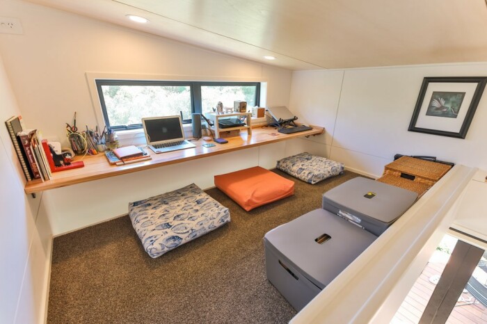 Оптимизация пространства лофта может обеспечить и уютным спальным местом, и стать кабинетом для парочки современных кочевников. | Фото: livingbiginatinyhouse.com.