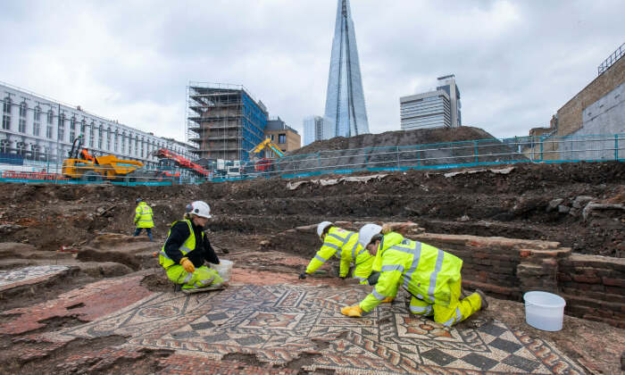 В рамках проведения исследовательских работ перед строительством и историческом районе Лондона, была обнаружена масштабная древнеримская мозаика. | Фото: dailymail.co.uk.