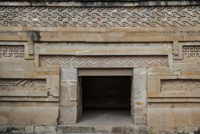 Вход в одну из гробниц, обнаруженных на территории древнего города (Митла, Мексика). | Фото: zhitanska.com.
