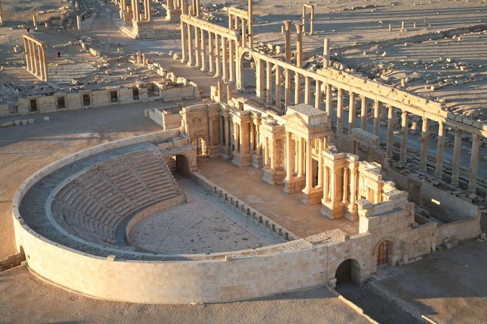В это сложно поверить, но сохранившимся до 2015 года руинам было около 2 тысяч лет (Пальмира, Сирия). | Фото: educationperiodical.com.