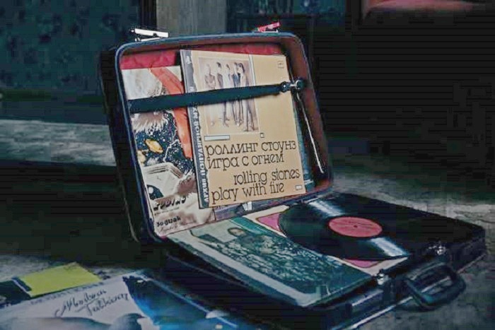 Проигрыватель с виниловыми пластинками были обязательным атрибутом советского интерьера. | Фото: bg.stt-kharisma.org.