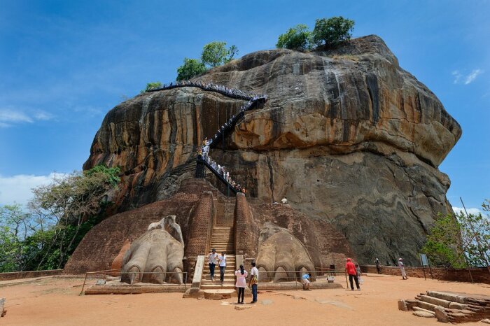 Путешествие на вершину скалы, где находятся дворец и уникальные сады, начинается с Львиных ворот (Сигирия, Шри-Ланка). | Фото: srilanka.raduga.su.
