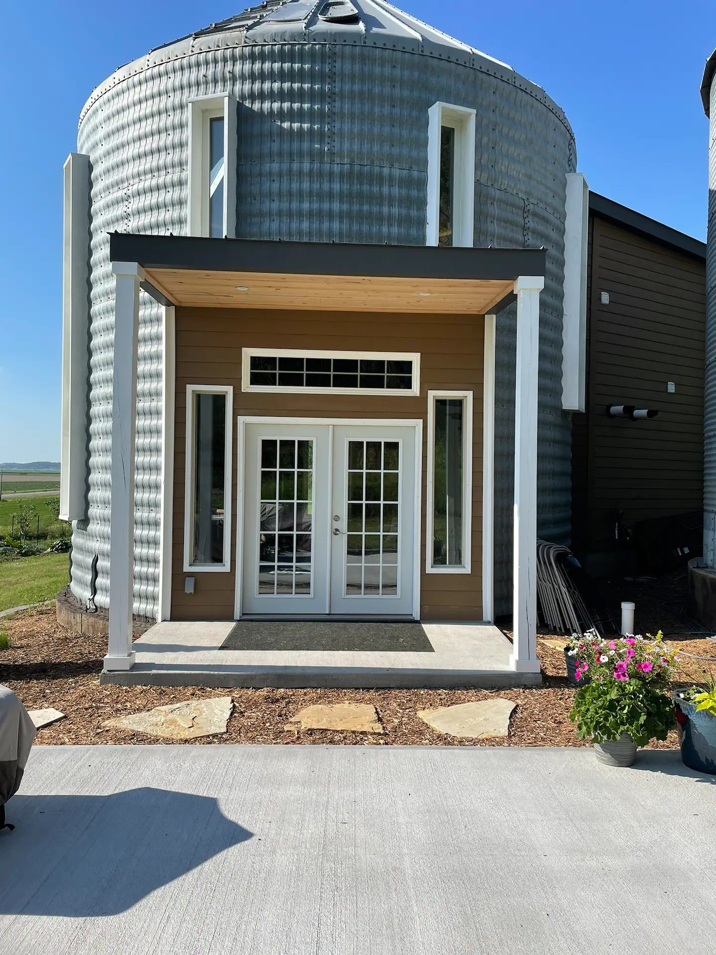 Щедрое остекление делает жилое пространство Grain Bin Getaway более светлым и объемным. Щедрое остекление делает жилое пространство Grain Bin Getaway более светлым и объемным.