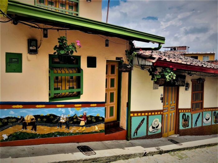 История города изображена на ярких фресках, которые украшают все без исключения дома и даже общественные/административные здания (Guatape, Колумбия). Фото: internationalliving.com.
