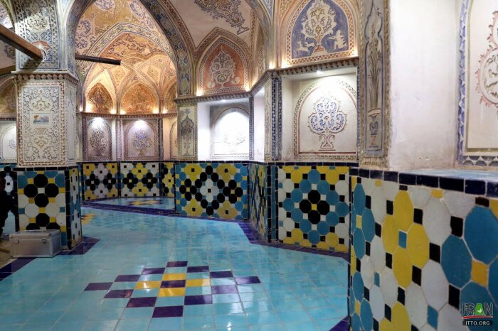 Небольшой вестибюль сразу у входа в хаммам служил местом сбора денег за услугу, которая была настоящим ритуалом (Qasemi Bathhouse, Кашан). | Фото: islamichistoryandtravel.com.