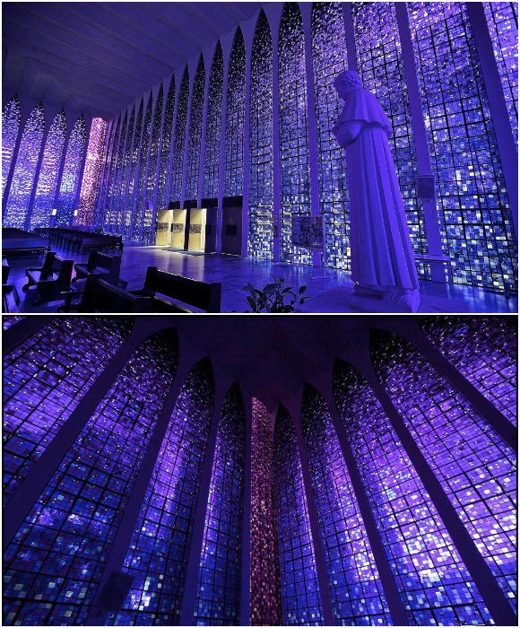 Масштабные витражи разных тонов синего и пурпурного цветов позволили создать незабываемый эффект (Santuario Dom Bosco, Бразилия).