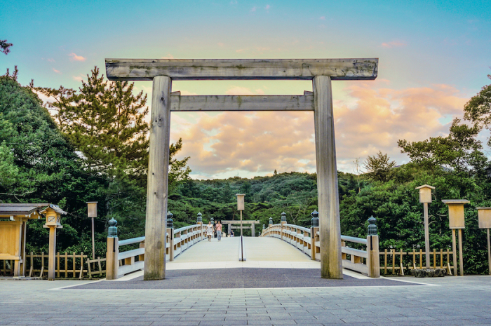 Ворота Тории перед мостом Удзи (Ise Jingu, Япония). | Фото: fi.pinterest.com.