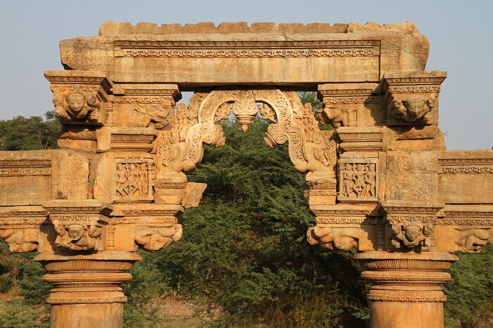 Главные ворота, ведущие в Храм Сааса-Баху (Удайпур, Индия). | Фото: upload.wikimedia.org.
