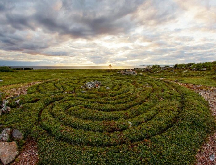 Чаще всего лабиринты встречаются на берегах северных морей. | Фото: religiopolis.org.