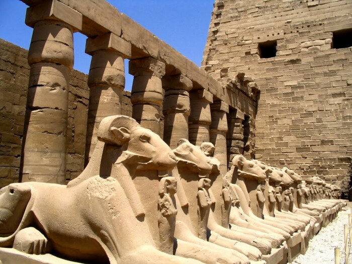 Аллея сфинксов с бараньими головами, в лапах которых можно увидеть небольшую статую Рамзеса II (Karnak Temple, Египет). | Фото: breathemyworld.com.