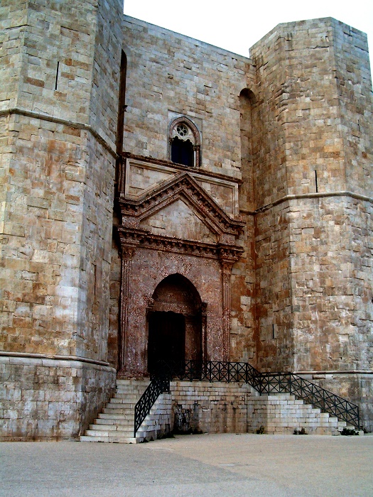 Вход в Castel del Monte напоминает портал готического храма (Италия). | Фото: culturalheritageonline.com.