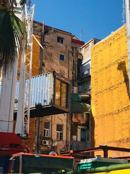 Преимущество контейнерных домов заключается в их мобильности, адаптивности и возможности трансформации на производственных площадях (проект APROP, Барселона). | Фото: spanjevandaag.com.