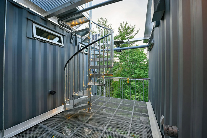 Платформа между контейнерами с эффектной винтовой лестницей является отправной точкой на крышу (River Forest Lookout, США). | Фото: newatlas.com.