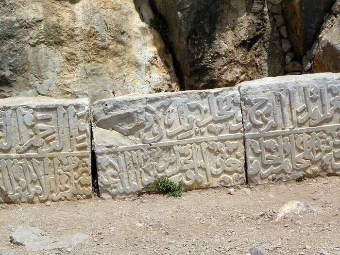 Благодаря арабским надписям, высеченным на камнях, можно узнать главные периоды строительства крепости (Nimrod Fortress National Park, Израиль). | Фото: exoticluxurycat.ru.