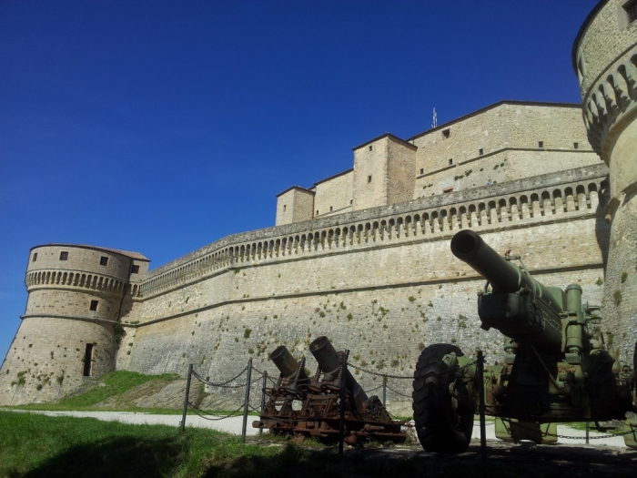 Нижняя часть крепости была дополнительно укреплена и появилось место для артиллерийских орудий (San-Leo fort, Италия). | Фото: trottoleinviaggio.com.