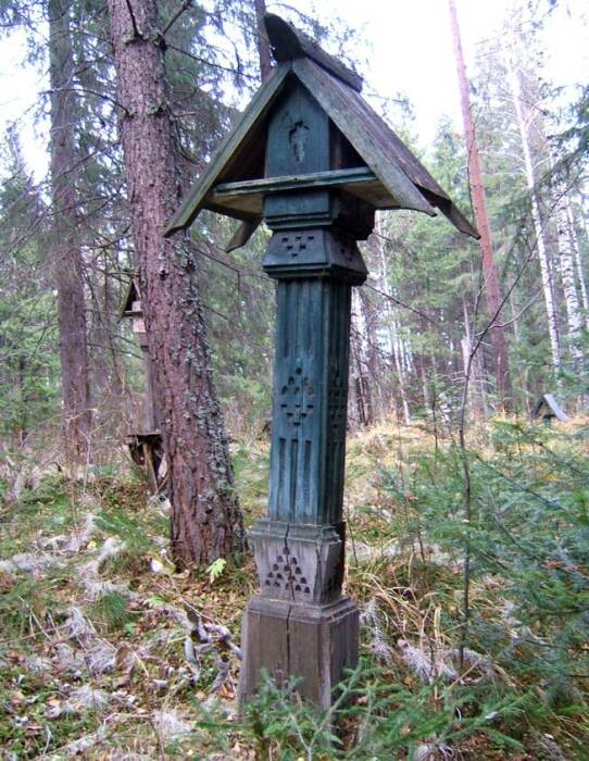 Поклонный крест с крышей – традиционное надгробие древних славян. | Фото: revda-info.ru.