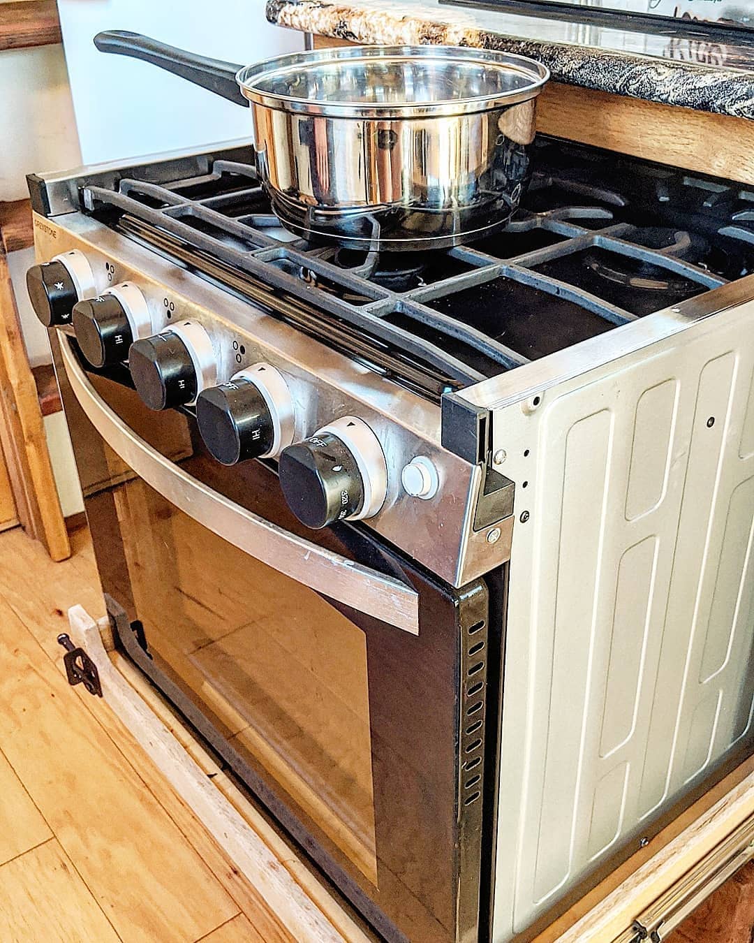 Даже варочную панель с духовым шкафом можно спрятать в стол.