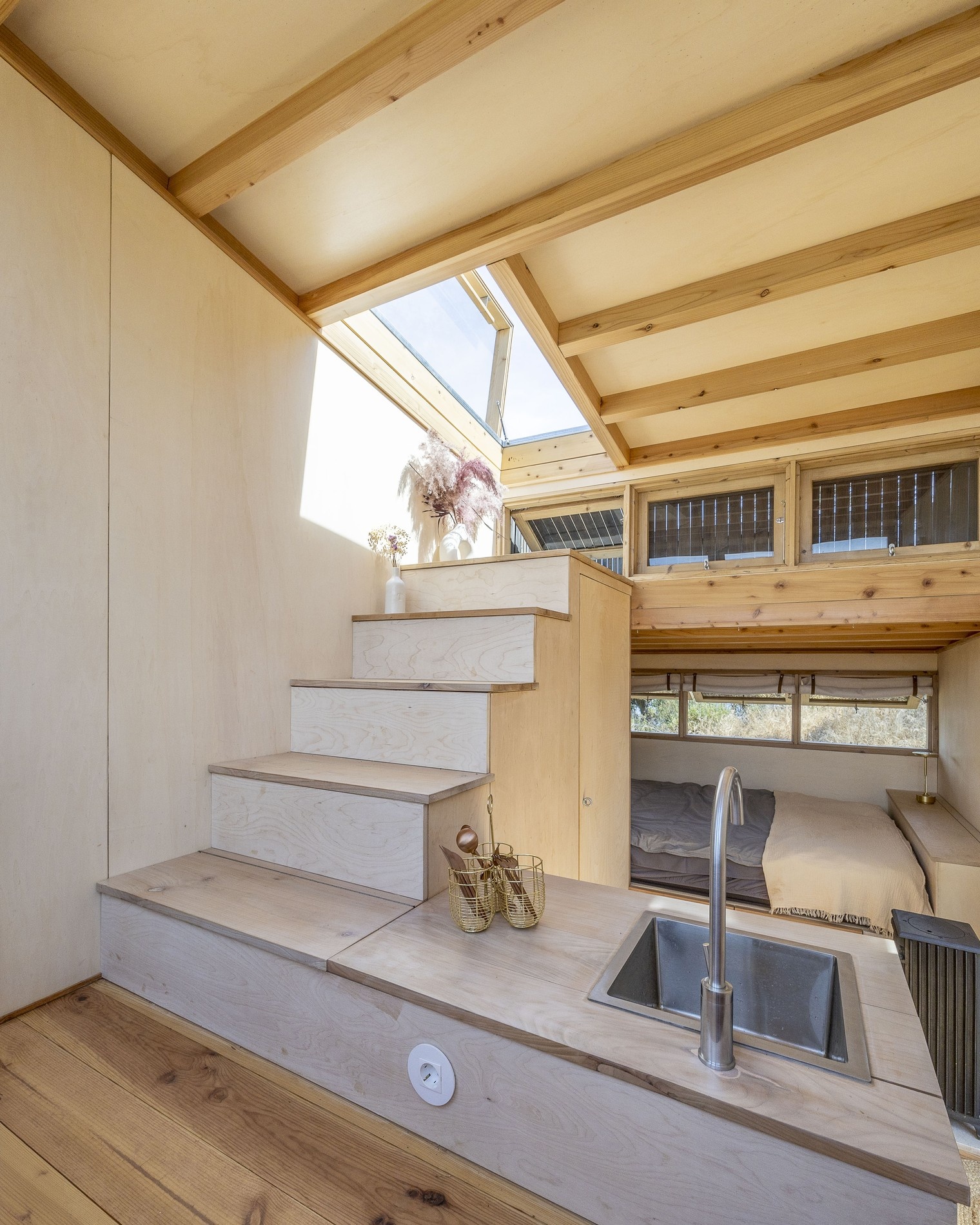 Кухонная зона занимает центральное место.