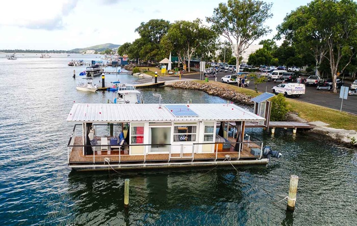 Плавучий семейный дом оснащен солнечными панелями. | Фото: livingbiginatinyhouse.com.