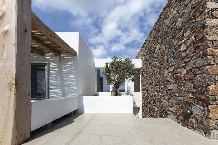 Пример того, как гармонично соседствуют традиционные строительные материалы и современный бетон (Syros Summer House, Греция). | Фото: bestdesignideas.com.
