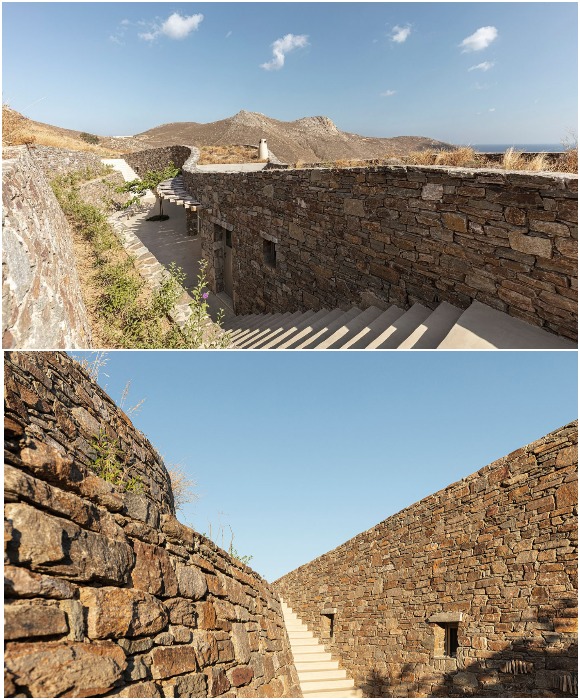 При возведении стен использовали древнюю технологию сухой кладки подпорных укреплений (Xerolithi House, Греция). 