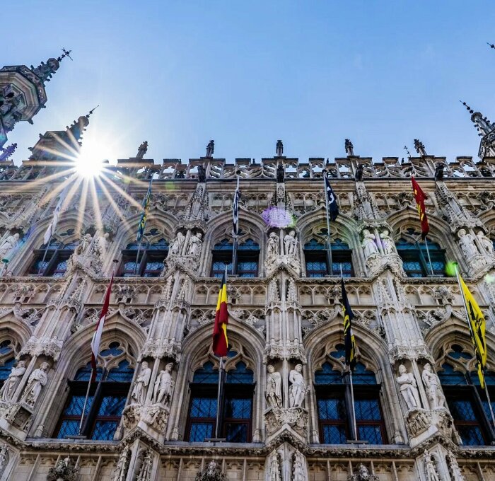 236 скульптур известных и почитаемых людей страны и города украшают фасад средневековой ратуши (Stadhuis van Leuven, Бельгия). | Фото: tripadvisor.de.