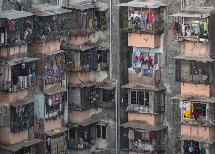На окраине трущоб Дхарави есть многоэтажные дома, правда, условия жизни в них ненамного лучше (Мумбаи, Индия). | Фото: bigpicture.ru.