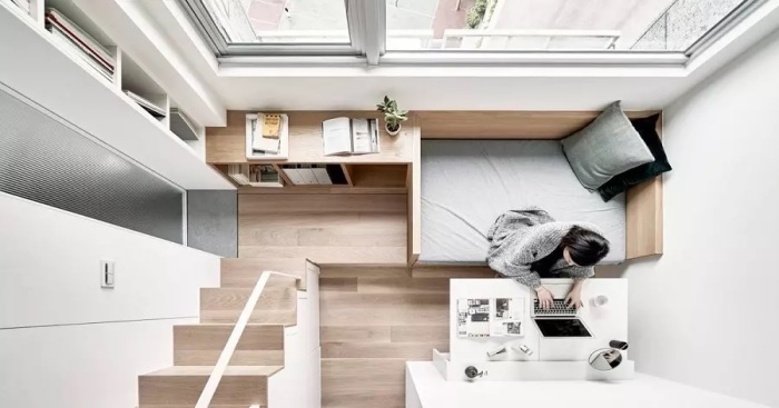 Зонирование и высокие потолки творят чудеса в маленьких квартирах. | Фото: japantimes.co.jp.