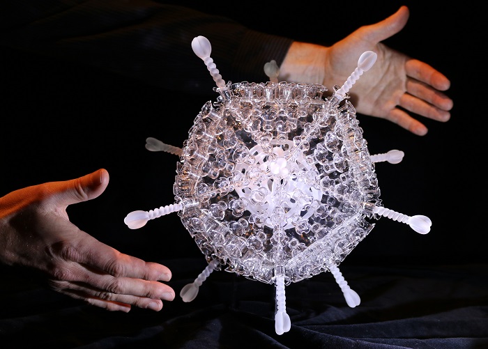 Стеклянная атомарная модель коронавируса Covid-19, созданная Люком Джеррамом (Glass Microbiology).