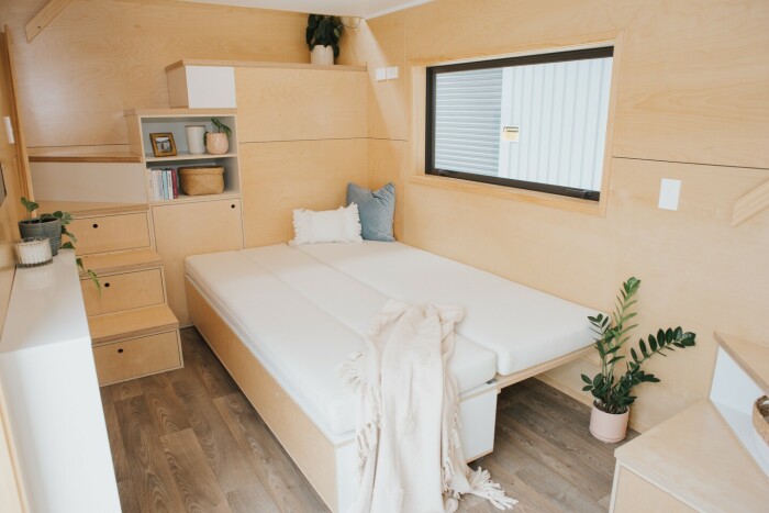 Диван легко превращается в двуспальную кровать для засидевшихся гостей (The Kereru, Новая Зеландия). | Фото: © Build Tiny.